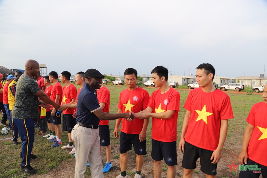 /UploadStore/admin/230924 Tu lenh ohai bo UNISFA an tuong voi DCB 2/ngai tu lenh bat tay dong vien cac cau thu doi cong binh viet nam truoc tran dau voi bvdc cap 2 ghana.jpg